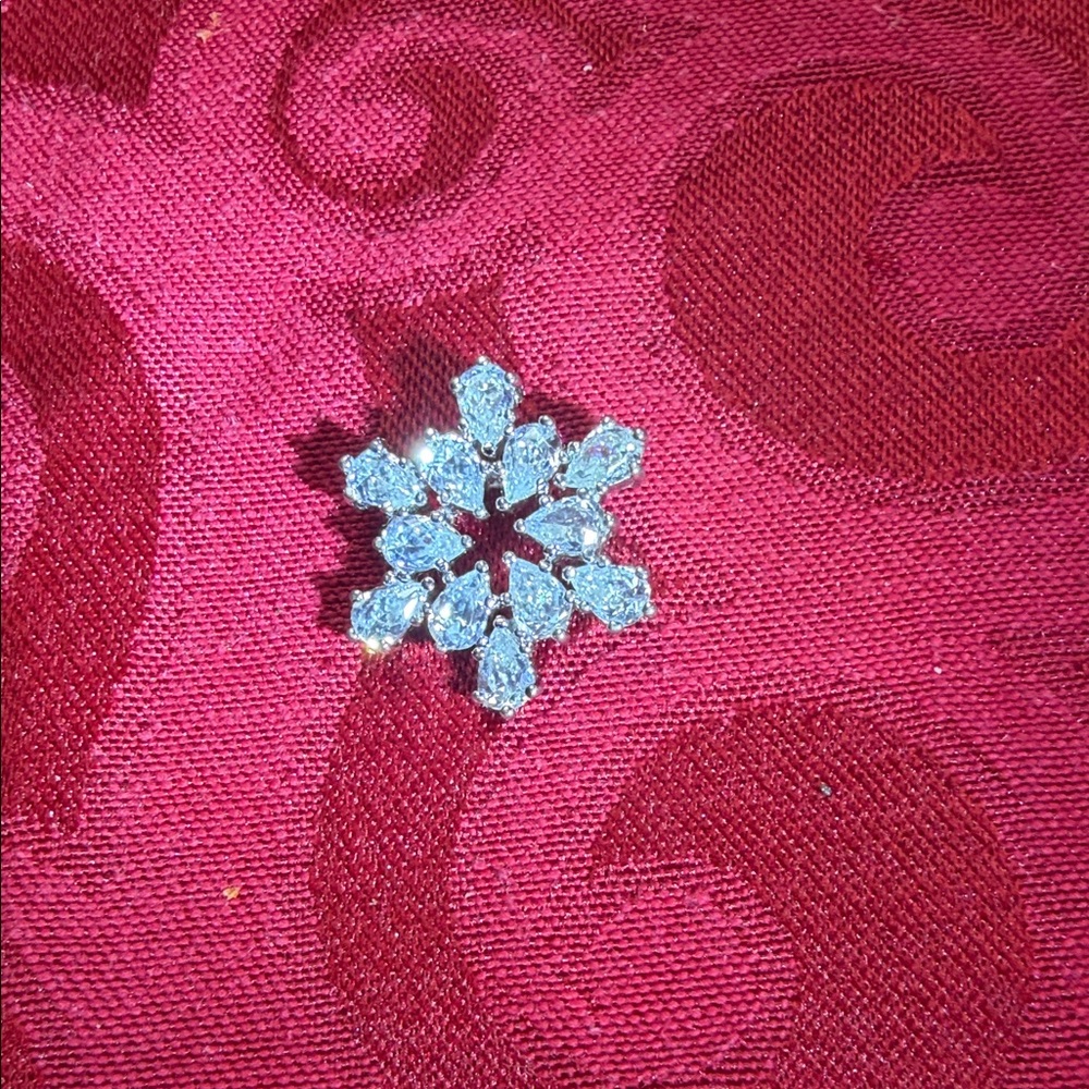 925 Sterling Silver Elegant  Snowflake Pendant